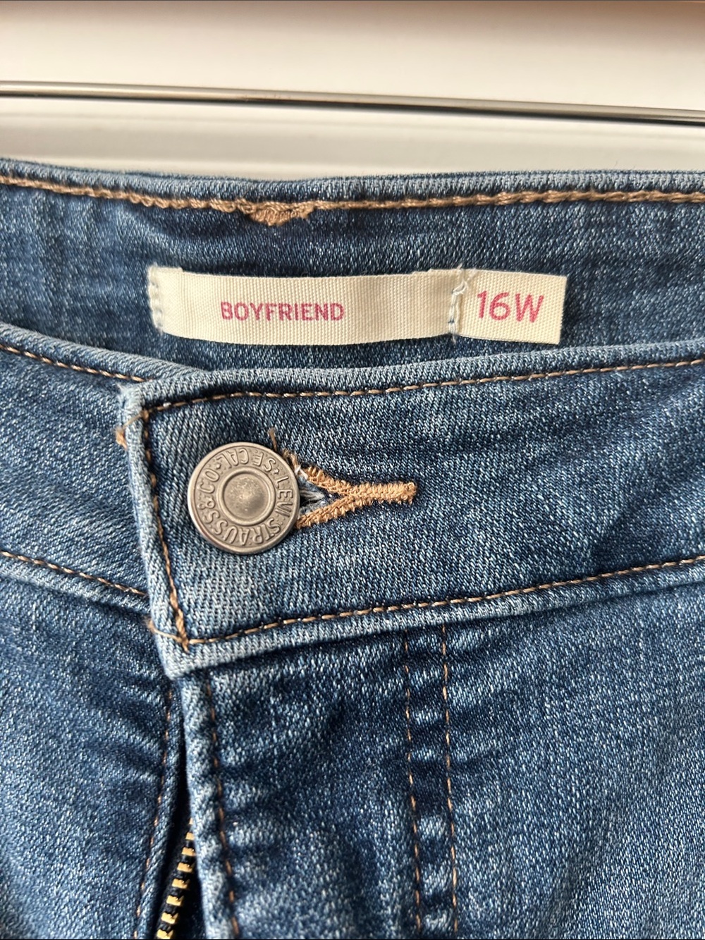 Levi's Distressed Boyfriend Jeans in Medium Blue. Size 16W - Picture 2 of 5